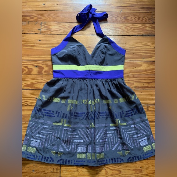 Like New! Women’s Marciano Gray Embroidered Silk Halter Top Size Small - Picture 3 of 10